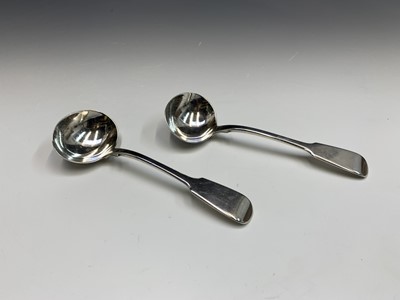 Lot 153 - A pair of William IV fiddle pattern sauce...