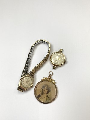 Lot 313 - A 9ct gold photo fob and two 9ct gold ladies...