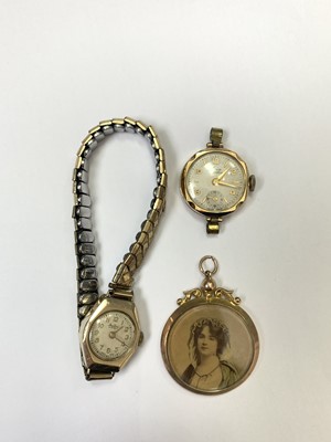 Lot 313 - A 9ct gold photo fob and two 9ct gold ladies...