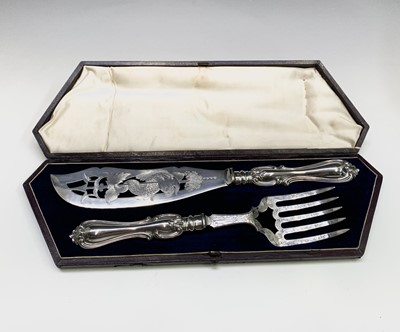 Lot 170 - A pair of good cased fish servers