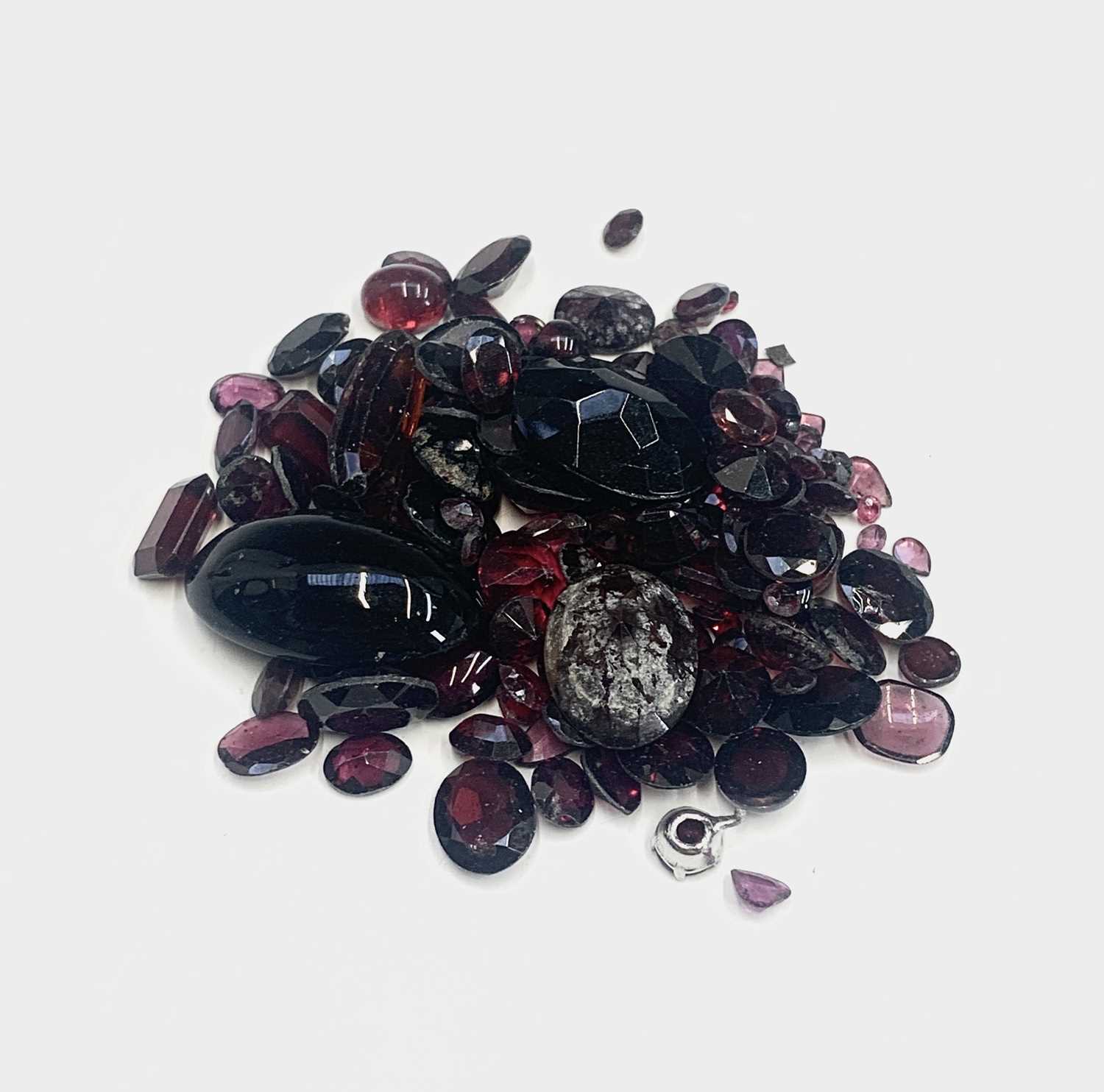 Lot 435 - A collection of various loose garnets,...