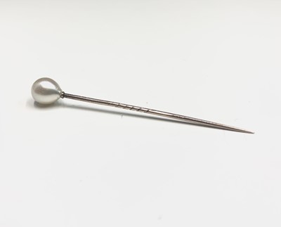 Lot 582 - A gold stickpin with pearl finial, cased.