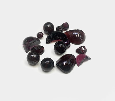 Lot 471 - Various garnets, approximately 91cts, 18g.