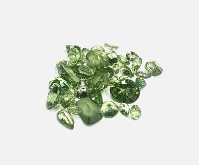 Lot 506 - Various loose peridot stones, approximately...