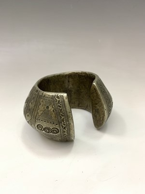 Lot 367 - An unfeasibly heavy African bangle 890gm Max...