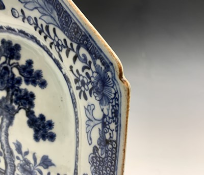 Lot 3 - A Chinese blue and white export porcelain...