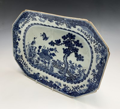 Lot 3 - A Chinese blue and white export porcelain...
