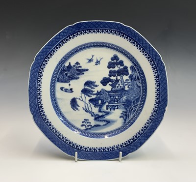 Lot 4 - A Chinese export porcelain octagonal dish,...