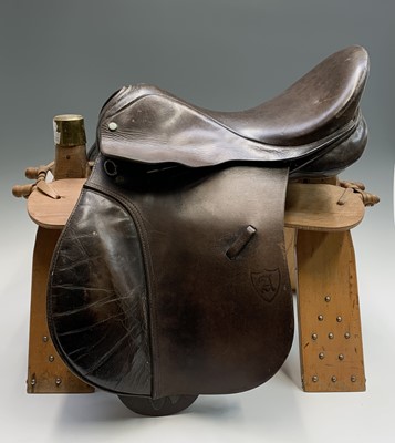 Lot 257 - A Lovatt & Ricketts children's saddle, seat 15"...