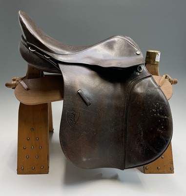 Lot 257 - A Lovatt & Ricketts children's saddle, seat 15"...