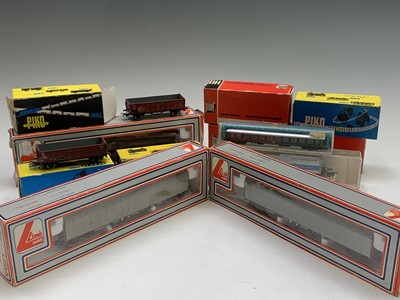 Lot 405 - 00 Gauge and some H0 Gauge Boxed Carriages and...
