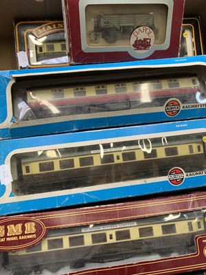 Lot 405 - 00 Gauge and some H0 Gauge Boxed Carriages and...