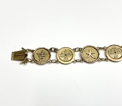 Lot 16 - A Chinese gold bracelet with twelve 'cash'...