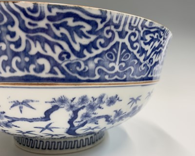 Lot 39 - A Chinese blue and white bowl, circa 1900,...