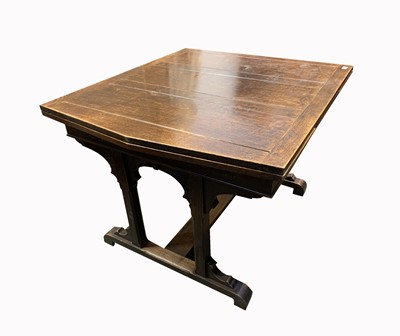 Lot 3107 - An early 20th century oak draw leaf dining...