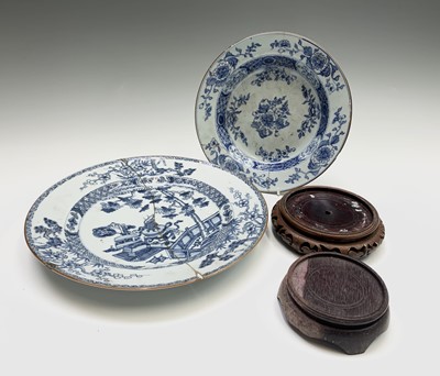 Lot 1060 - An 18th century Chinese blue and white...