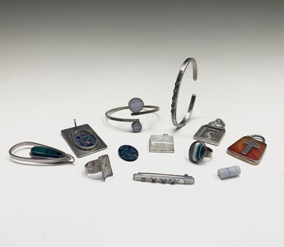 Lot 289 - Ten pieces of contemporary craft silver stone...