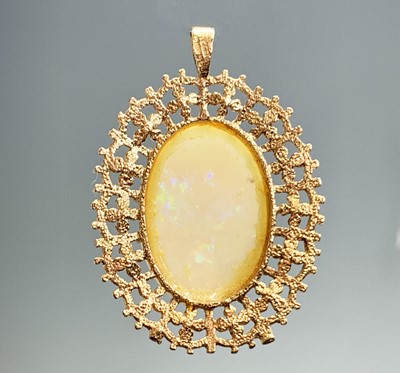 Lot 61 - A 9ct gold opal set pendant 8.9gm (the stone...