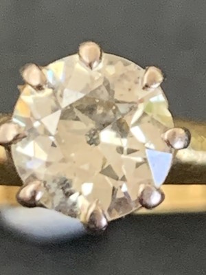 Lot 265 - An 18ct gold ring set a solitaire diamond of...