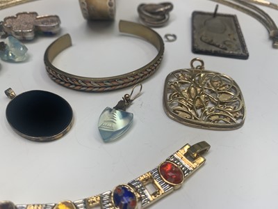 Lot 380 - Silver and a little costume jewellery. 329gm