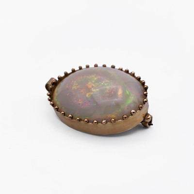 Lot 350 - A gold-mounted opal pendant/brooch 35mm 13.9gm