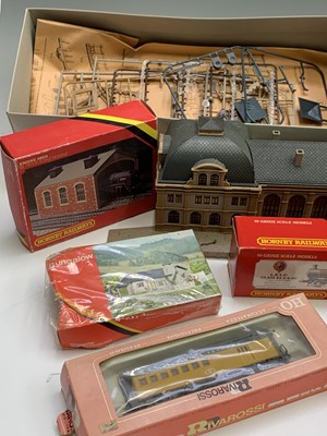 Lot 408 - 00/H0 Railway & Accessories - A large box...