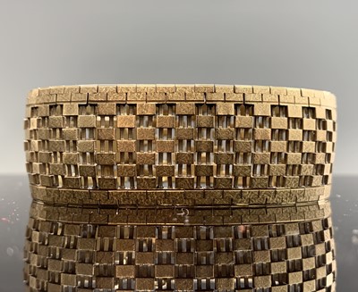 Lot 36 - A 9ct gold bracelet width 24mm 40.7gm