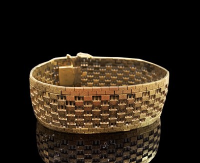 Lot 36 - A 9ct gold bracelet width 24mm 40.7gm