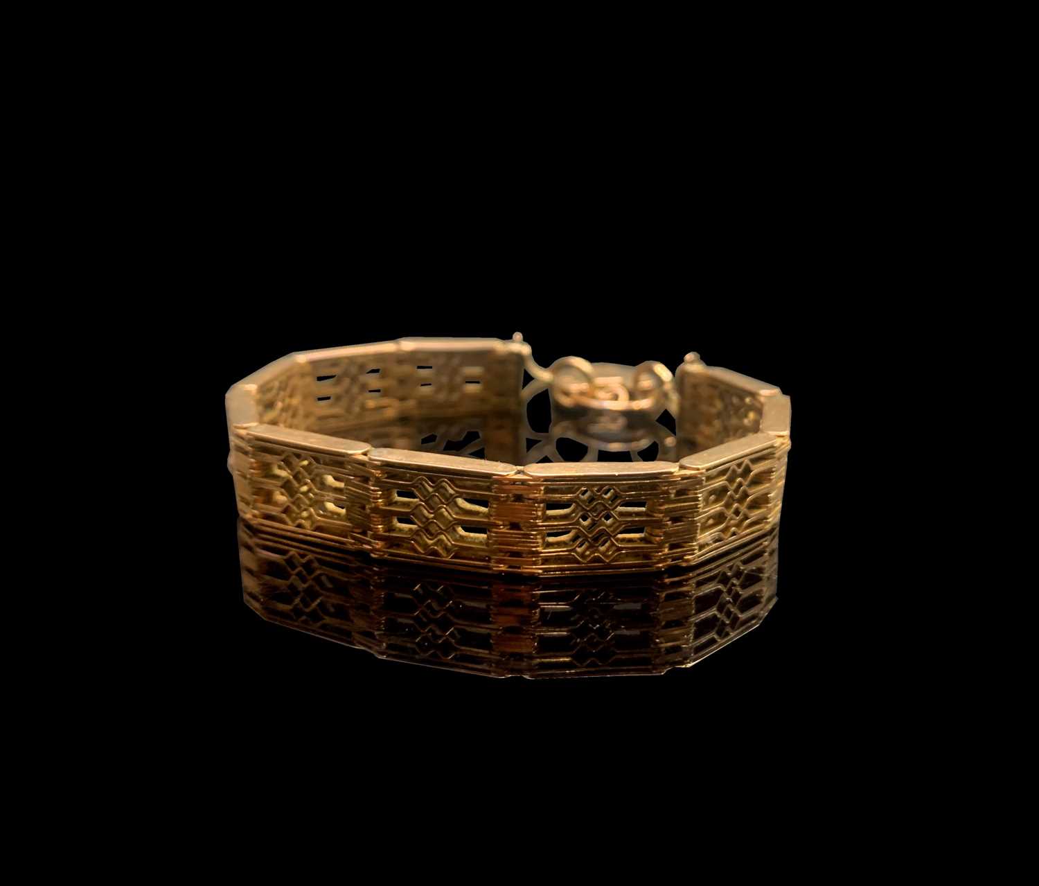 Lot 146 - A 9ct gold fretwork link bracelet 28.1gm