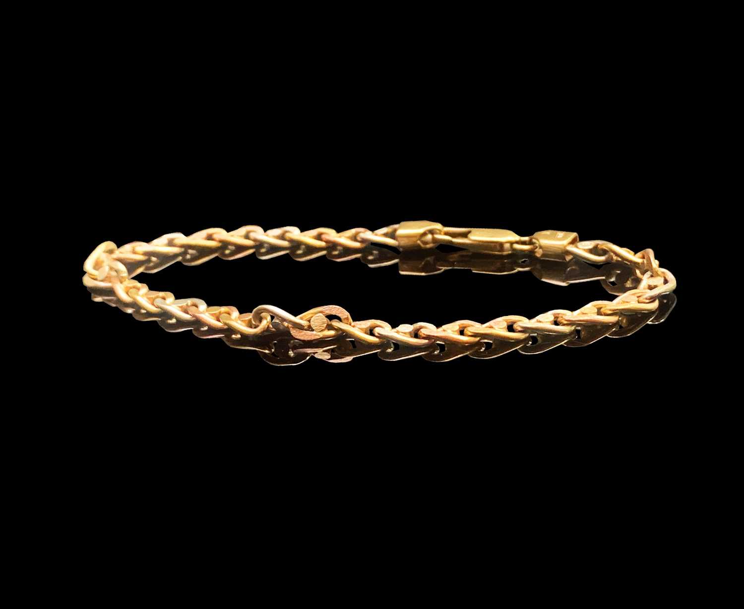 Lot 106 - A three colour gold curb link bracelet 9.4gm