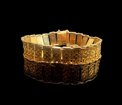 Lot 359 - A 9ct gold bracelet with flower head panels 17....