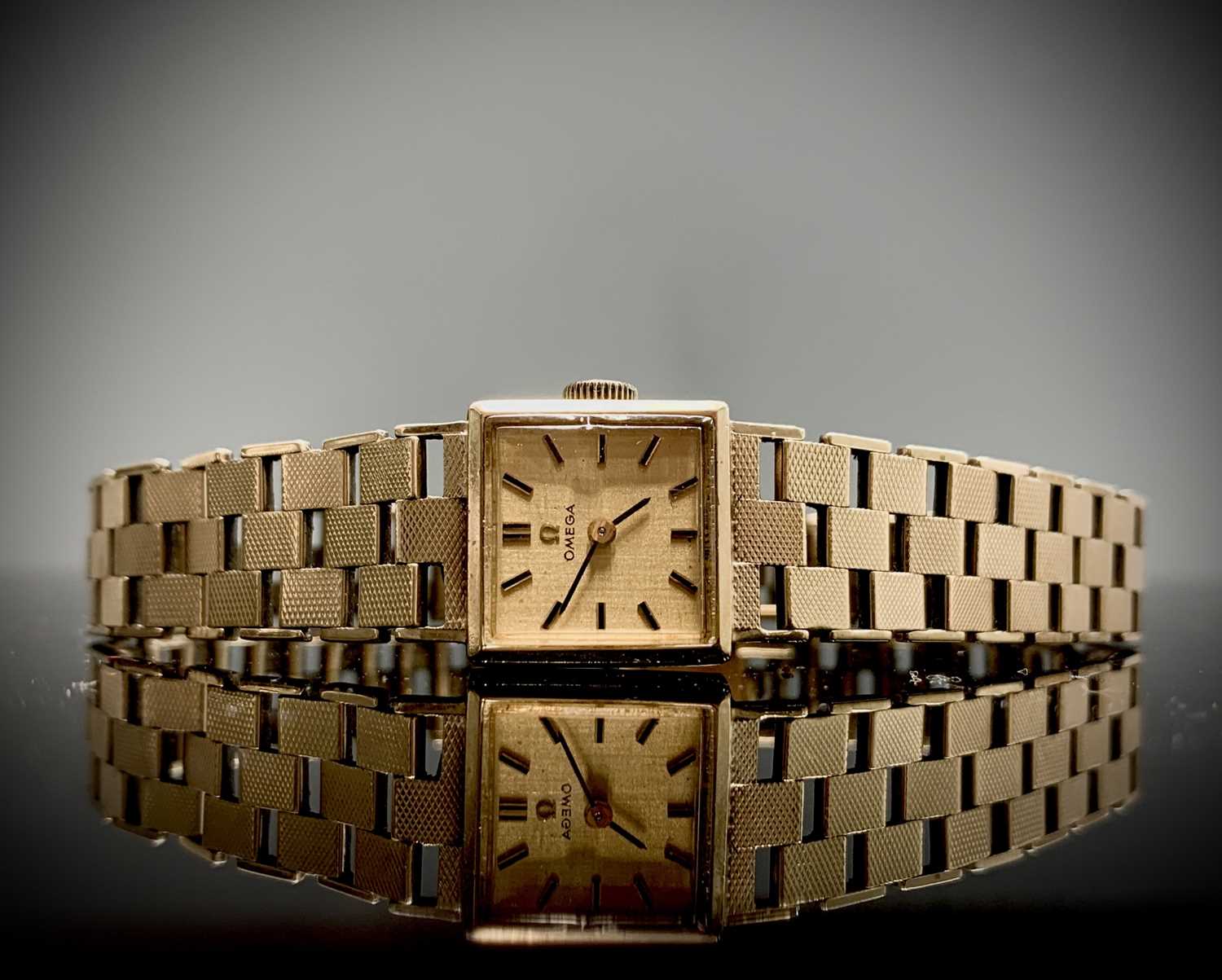 Lot 153 - An Omega 9ct gold ladies wristwatch with 484...