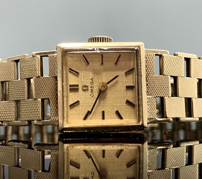 Lot 153 - An Omega 9ct gold ladies wristwatch with 484...