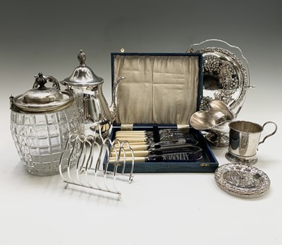 Lot 413 - A quantity of plated wares to include a coffee...