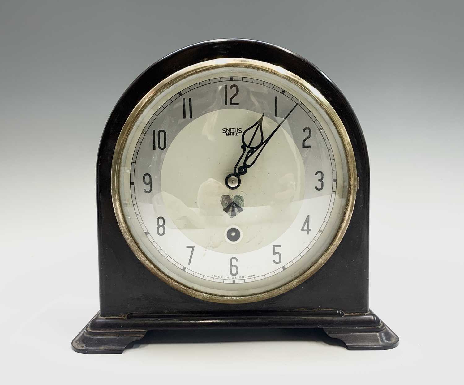 Lot 2934 - A Smiths Enfield Bakelite mantel clock. Height...