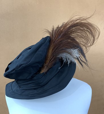 Lot 2810 - A stylish Edwardian black taffeta hat with...