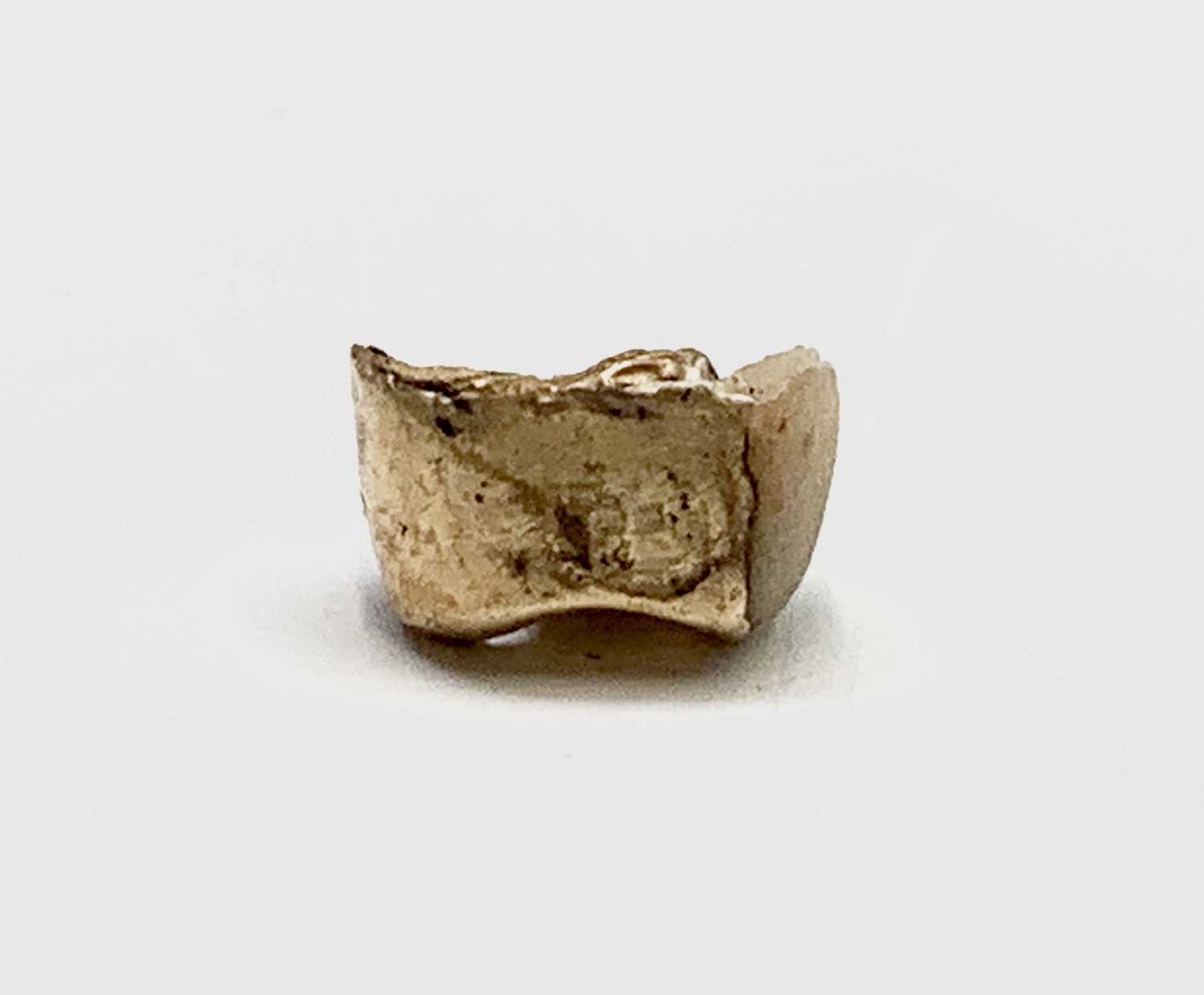 Lot 427 - Gold tooth.1.8gm