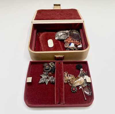 Lot 184 - A jewel box and contents including a stone egg