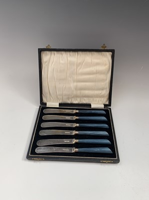 Lot 1066 - An Edwardian silver butter knife of unusually...