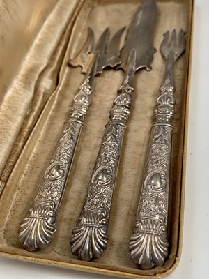 Lot 1066 - An Edwardian silver butter knife of unusually...