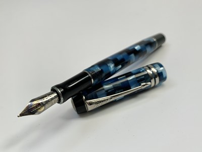 Lot 1084 - Parker Duofold International fountain pen in...