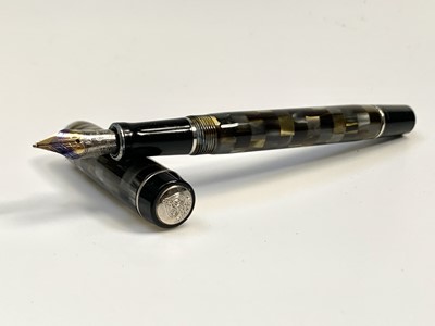 Lot 1086 - Parker Duofold International fountain pen in...