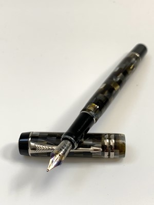 Lot 1086 - Parker Duofold International fountain pen in...