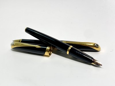 Lot 1090 - A Parker Ellipse black fountain pen with 18ct...