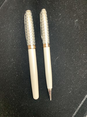 Lot 1092 - A Parker Sonnet pearl and silver fountain pen...