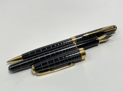 Lot 1094 - A Parker Sonnet dark grey fountain pen with...