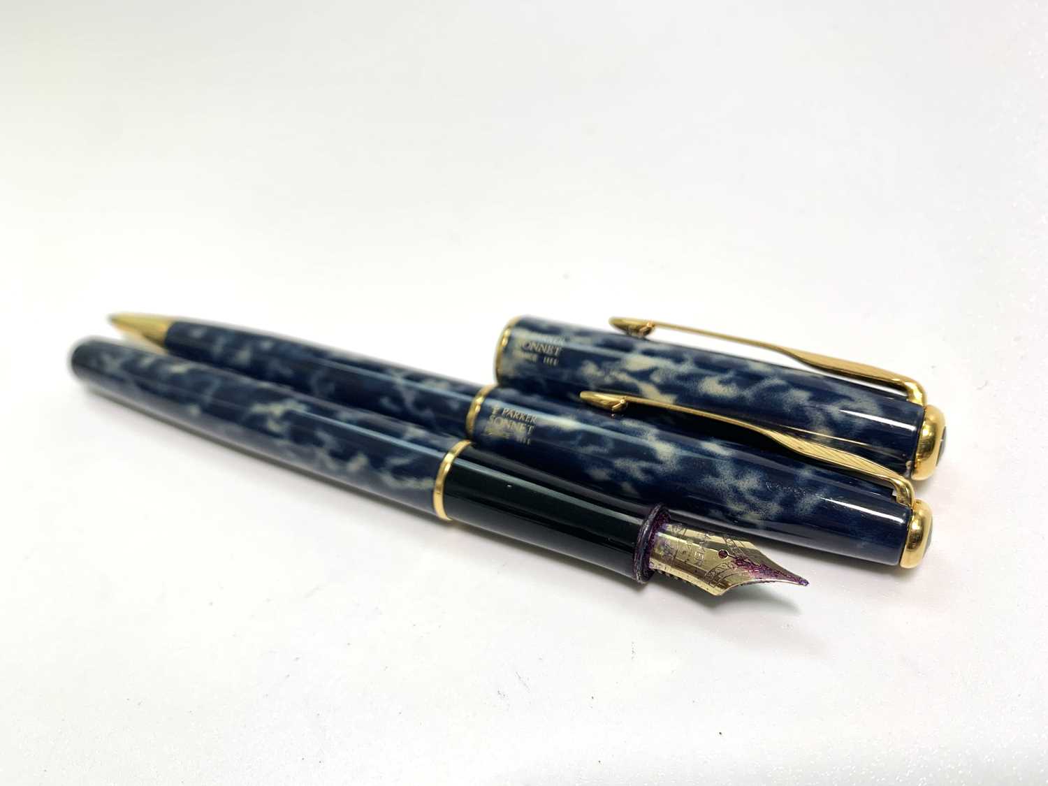 Lot 1097 - A Parker Sonnet Indigo fountain pen with 18ct...