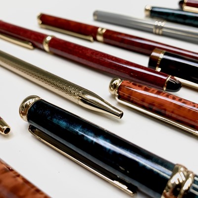 Lot 1129 - A collection of 17 Colibri pens