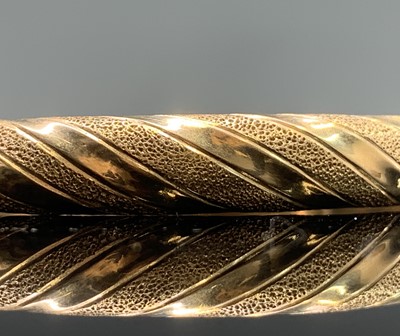 Lot 259 - A 14ct gold hinged fluted bangle 13.7gm