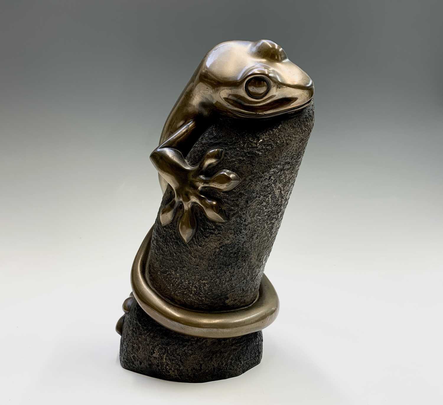 Lot 110 - Lawrence MURLEY Lizard Cold cast bronze Dated...
